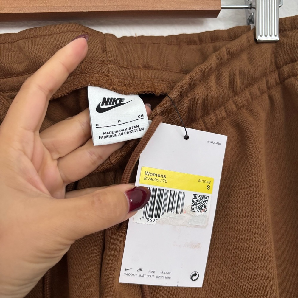 Nike Mid-rise Joggers - Picture 4 of 5